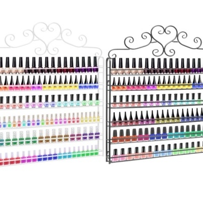 Expositores metálicos branco e preto com vernizes de unhas multicoloridos organizados em filas.