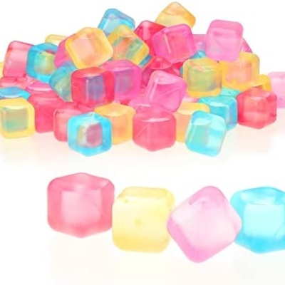 Cubos de gelo reutilizáveis coloridos em fundo branco