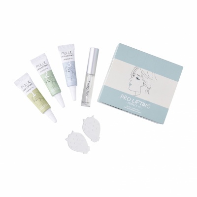 Conjunto de produtos de beleza com tubos, frasco e caixa azul-claro PRO LIFTING.