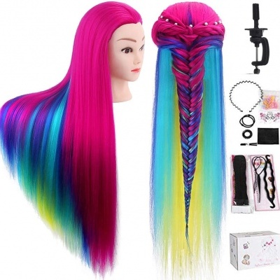 Cabeça de manequim com cabelo rosa, azul e amarelo, acessórios e caixa