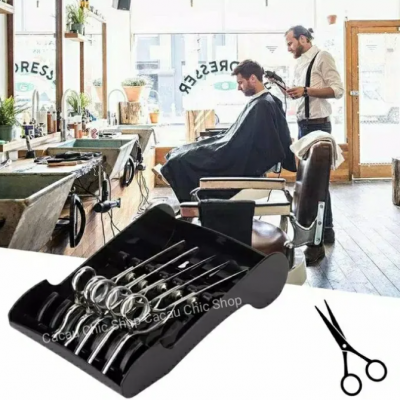 Kit tesouras de cabeleireiro em bandeja preta com barbeiro cortando cabelo em barbearia