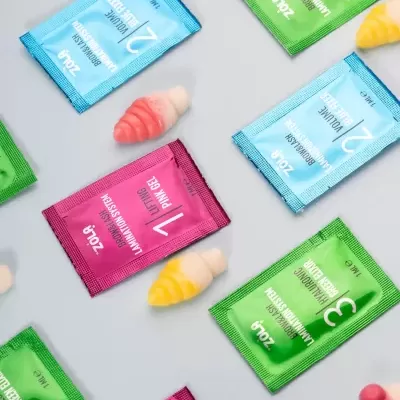 Embalagens coloridas de produtos para laminação de sobrancelhas da marca Zola, com gel de diferentes tipos em sachês coloridos