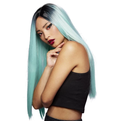 Mulher com peruca longa azul claro e raízes pretas, vestindo top preto sem mangas