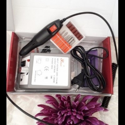 Conjunto de ferramenta elétrica para manicure em caixa aberta