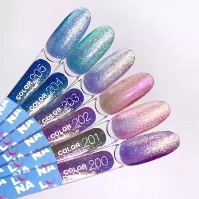 Amostras de verniz de unhas em folhas transparentes com cores cintilantes