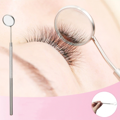 Espelho de aumento manual com cabo metálico prateado e superfície circular