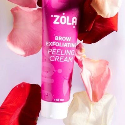 Frasco rosa de crema exfoliante rodeado por pétalas de rosa