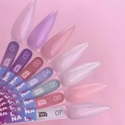 Amostras de verniz para unhas em tons pastel com etiquetas numeradas