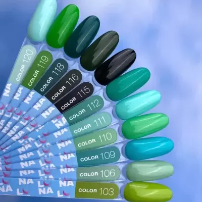 Amostras de verniz para unhas em vários tons de verde e azul com números e marca NA LUNA