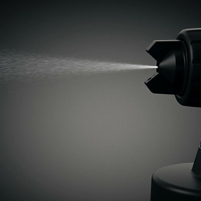 Borrifador preto a spray com fundo cinzento escuro