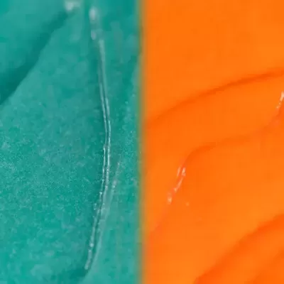 Texturas de materiais plásticos verde azulada e laranja com relevo