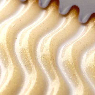 Superfície ondulada dourada metálica com borda dentada cinzenta