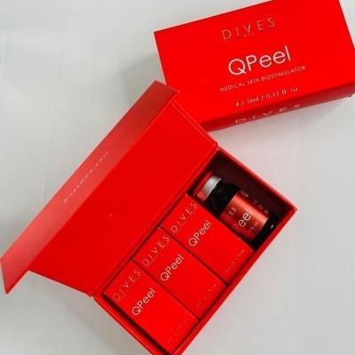 Caixa vermelha aberta com frascos de produto QPeel