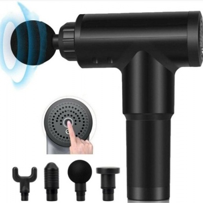 Dispositivo de massagem portátil preto com várias cabeças intercambiáveis em fundo branco