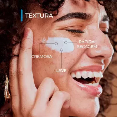 Mulher sorrindo com creme branco aplicado na bochecha e texto descritivo da textura do creme.