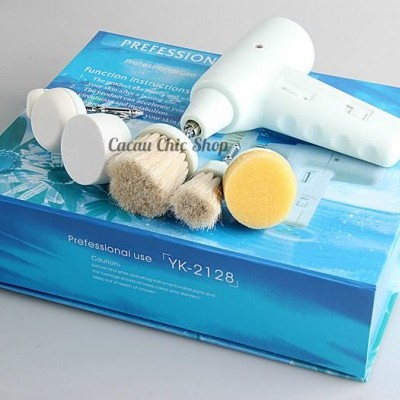 Aparelho de limpeza facial com quatro cabeças e caixa azul