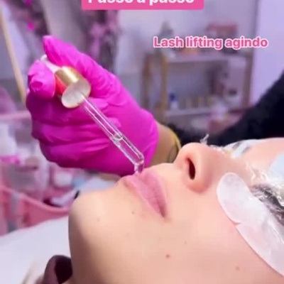 Processo passo a passo do tratamento HidrGloss Lips num rosto feminino deitada