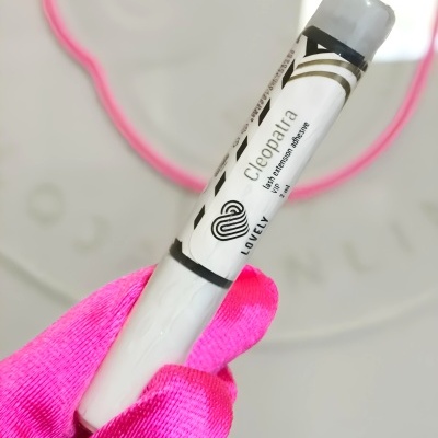 Tubo de adesivo para extensão de pestanas Lovely Cleopatra com luva rosa
