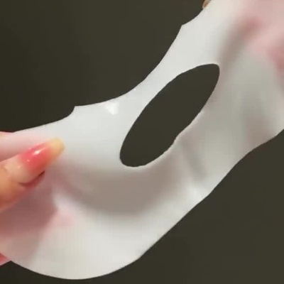 Aplicação da máscara facial de colagénio Biodance em pele, embalagem e textura visíveis