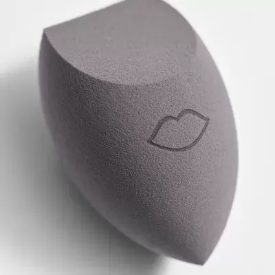 Esponja de maquilhagem cinzenta com símbolo de lábios