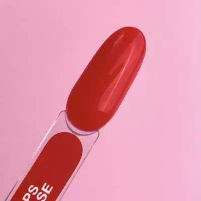Batom líquido vermelho com texto LIPS BASE em fundo rosa