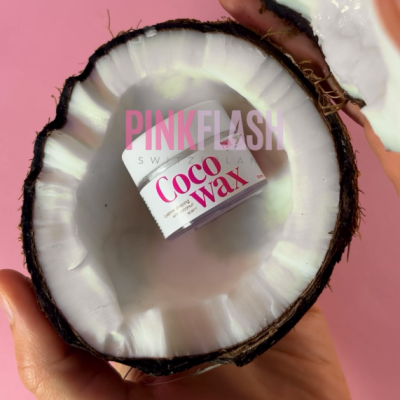 Vela Coco Wax da Pinkflash dentro de uma casca de coco partida