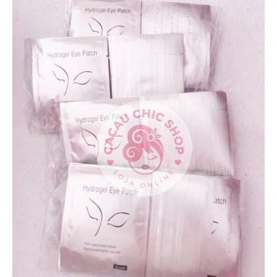 Pacotes prateados de Hydrogel Eye Patch para olhos sobre superfície clara com selo CACAU CHIC SHOP