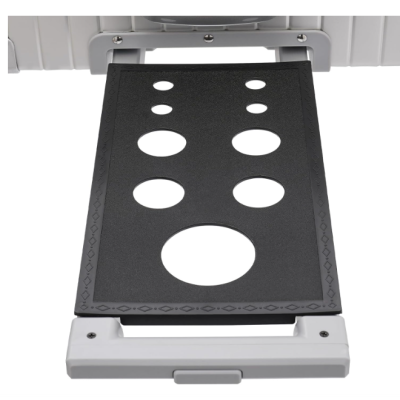 bandeja preta com buracos circulares numa estrutura branca