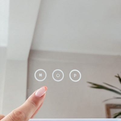 Painel tátil com botões M, ligar/desligar e P iluminados e dedo indicador apontando