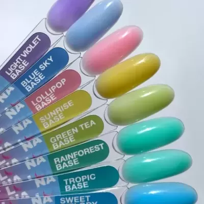 Amostras de verniz de unhas coloridas com etiquetas nomeadas