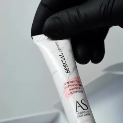 Produtos para remoção de maquilhagem permanente da AS Company mostrados em kit e usados com pincel.