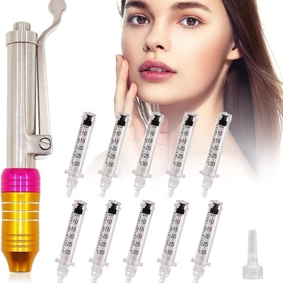 Caneta automática metálica com seringas graduadas e rosto de mulher ao fundo