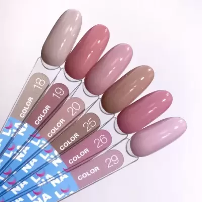 Paletas de amostras de verniz de unhas em tons neutros e rosa numeradas