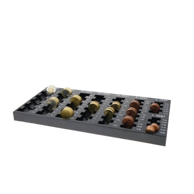 Tabuleiro plástico preto para moedas organizadas por valor em euros sobre fundo branco