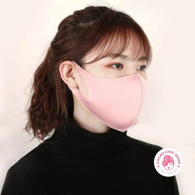 Mulher com máscara facial rosa claro usando suéter preto