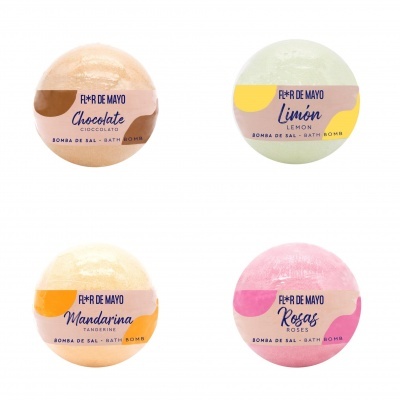 Quatro bombas de sal para banho em cores diferentes com etiquetas coloridas da FER DE MAYO