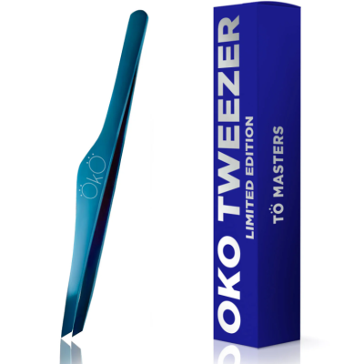 Pinça azul com texto ÖKO e caixa azul ÖKO TWEEZER LIMITED EDITION TÖ MASTERS