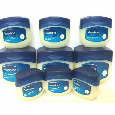 Frascos de Vaseline original com tampas azuis sobre fundo branco