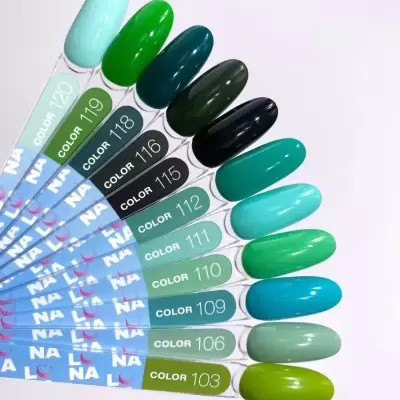 Amostras de verniz em tons de verde e azul com etiquetas numeradas