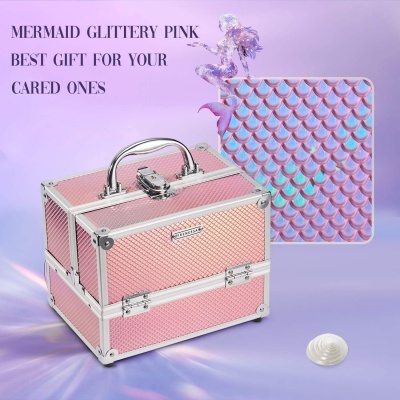 Estojo de maquilhagem rosa e caderno com padrão de escamas em fundo lilás