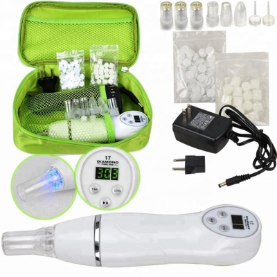 Dispositivo branco para microdermoabrasão com ecrã digital, ponteiras transparentes, carregador, adaptador e bolsa verde aberta com suplementos.