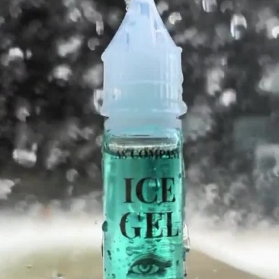 Frasco de gelo gel com respingos de água em fundo desfocado