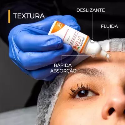 Aplicação de sérum Smart Vitac na testa de mulher por profissional com luva azul