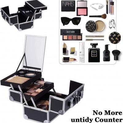 Estojo preto multi-nível de maquilhagem aberto com vários cosméticos e acessórios