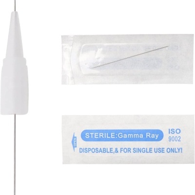 Agulha fina branca com embalagem estéril e texto de uso único