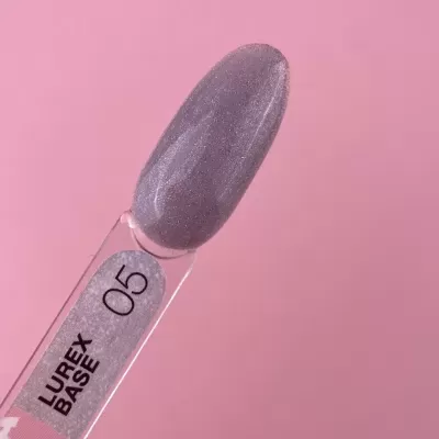 Unha de amostra com verniz lilás cintilante e rótulo LUREX BASE 05