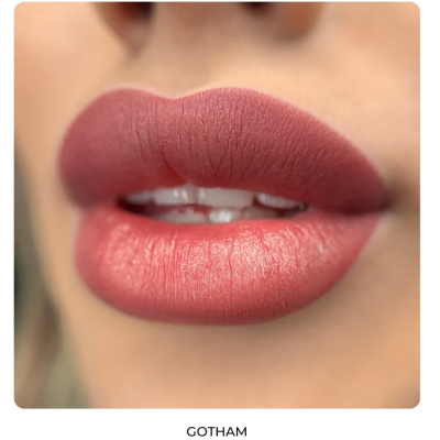 Lábios com batom rosa fosco e textura mate em close-up