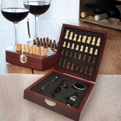 Conjunto caixa madeira com acessórios para vinho e peças de xadrez