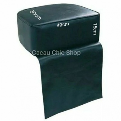 Pufe retangular preto com medidas 30cm, 49cm e 15cm, com o logo Cacau Chic Shop