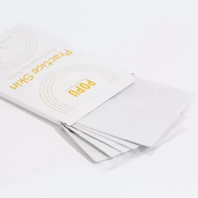 pacote branco com texto amarelo e folhas de cuidado da pele